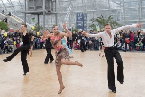 Spanische Tanzdarbietungen heizen die Stimmung in der Glashalle zur Haus-Garten-Freizeit an