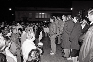 Kundgebung im Köthener Stadion, November 1989