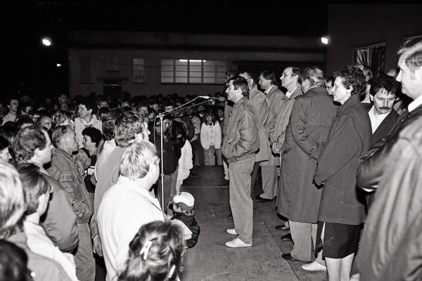 Kundgebung im Köthener Stadion, November 1989