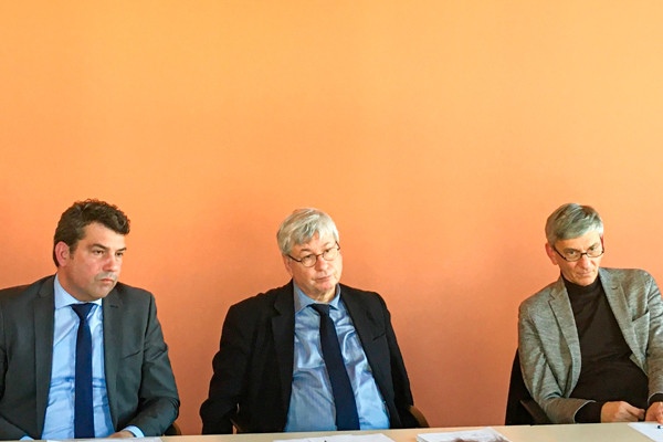 Jens Krause, Peter Kuras und Dr. Joachim Zagrodnick, ärztlicher Direktor des Städtischen Klinikums (v.l.n.r.)
