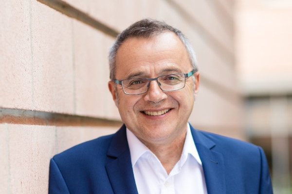 Im Januar 1982 nahm Dr. Andreas Neubert seine Arbeit am damaligen Institut für Impfstoffe Dessau auf. Von Anfang an waren Viren und Virusimpfstoffe sein Fachgebiet. Bei der heutigen IDT Biologika GmbH ist er Chief Scientific Officer, also Leiter der Forschung und Entwicklung.