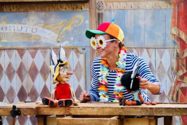 Puppenspielerin Kerstin Dathe mit Pinocchio an ihrer Seite
