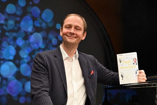 Christoph Reuter mit seinm ersten Buch
